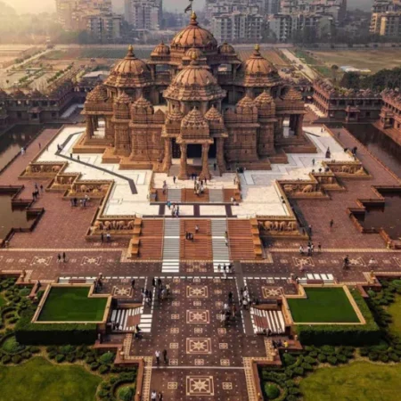 The Largest Hindu Temple: BAPS Swaminarayan Akshardham in New Delhi